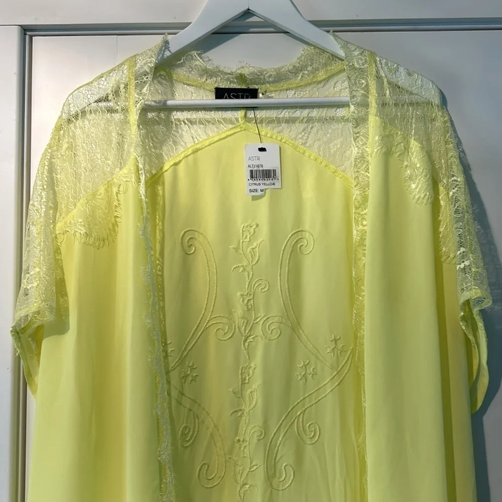 ASTR The Label Citrus Yellow Kimono Women’s Size Medium NWT